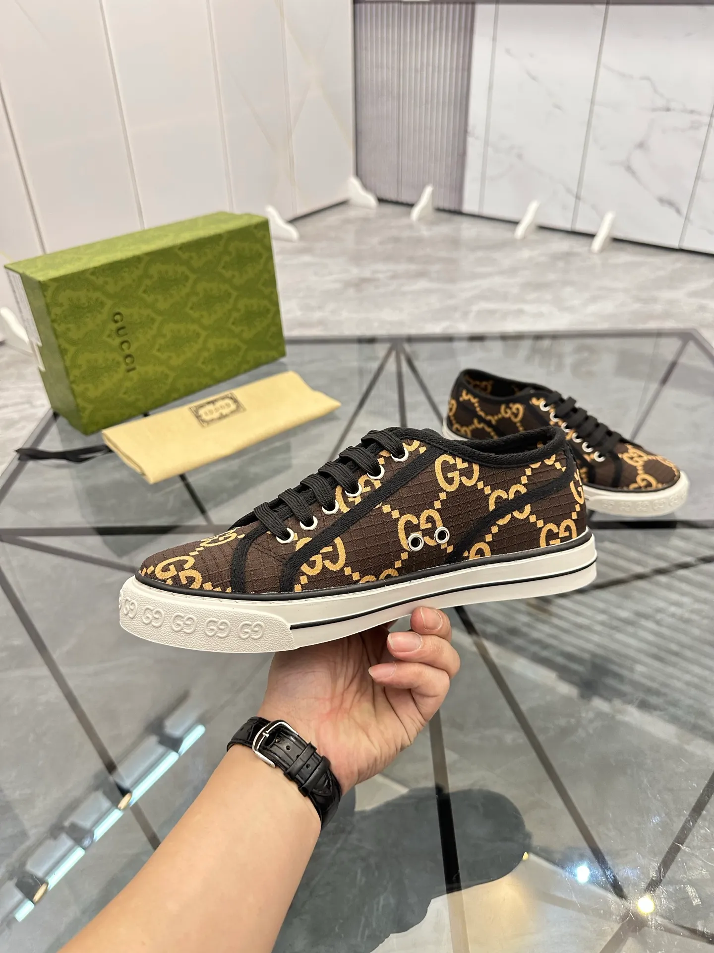 Men's shoes: 💰P380¥ Product trademark: Gucci* "Gucci*" low-top casual shoes Regular size: 38-44 (can be customized to 45.46.) Product materials: Original material from the upper counter, breathable lining, original outsole. Number: 661